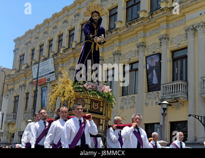 I parrocchiani portare una statua di Gesù al 2014 processione del Venerdì Santo a San José di Costa Rica. Foto Stock