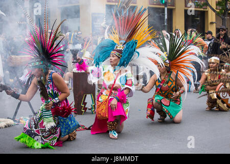 I membri di Xiuhcoatl Danza Azteca dance troupe di eseguire la cerimonia alla sfilata di carnevale a San Francisco nel distretto di missione. Foto Stock