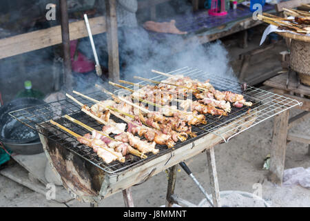 La carne di maiale alla griglia su carbone (stile tailandese cibo) Foto Stock