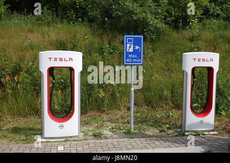 Tesla supercharger stazione in un parcheggio nei Paesi Bassi. Foto Stock