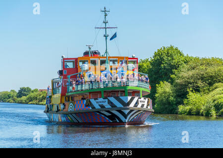 Una vista del piacere cruiser 'Snowdrop' vela lungo il Manchester Ship Canal sull approccio alle serrature di Latchford a Warrington. Foto Stock