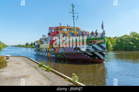 Una vista del piacere cruiser 'Snowdrop' vela lungo il Manchester Ship Canal sull approccio alle serrature di Latchford a Warrington. Foto Stock