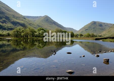 Fratelli lago d acqua riflessioni riflessa nella primavera valle Hartstop Patterdale superiore Cumbria Lake District Inghilterra UK GB Foto Stock