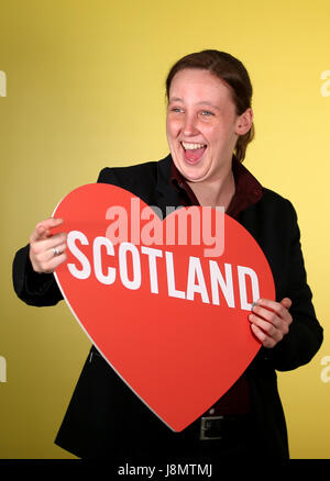 Mhairi nero detiene una Scozia amore cuore prima del lancio del SNP generale manifesto elettorale alla Sala da Concerti di Perth. Foto Stock