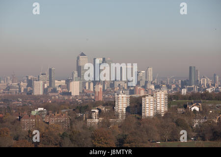 Vista generale di Londra da sud verso nord, panoramica, che mostra l'alloggiamento in primo piano e la città di Londra in background con l'inquinamento atmosferico Foto Stock