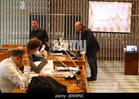 Udine Friuli Venezia Giulia. 29 Maggio, 2017. L'Italia, Udine: Nicodemo Gentile (R) avvocato di Gianni Ragone durante il trentesimo giorno di prova in 'Corte di Assise' per Giosue Ruotolo, accusato del duplice omicidio a Udine il 29 maggio, 2017. Ruotolo, anni 27, è accusato di tiro morto Ragone Trifone e Teresa Costanza il 17 marzo 2015, nel parcheggio di un impianto sportivo nella città settentrionale di Pordenone. Credito: Andrea Spinelli/Alamy Live News Foto Stock