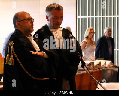 Udine Friuli Venezia Giulia. 29 Maggio, 2017. L'Italia, Udine: da sinistra Giuseppe Esposito e Roberto Rigoni Stern avvocati della Giosue Ruotolo durante il trentesimo giorno di prova in 'Corte di Assise' per Giosue Ruotolo, accusato del duplice omicidio a Udine il 29 maggio, 2017. Ruotolo, anni 27, è accusato di tiro morto Ragone Trifone e Teresa Costanza il 17 marzo 2015, nel parcheggio di un impianto sportivo nella città settentrionale di Pordenone. Credito: Andrea Spinelli/Alamy Live News Foto Stock