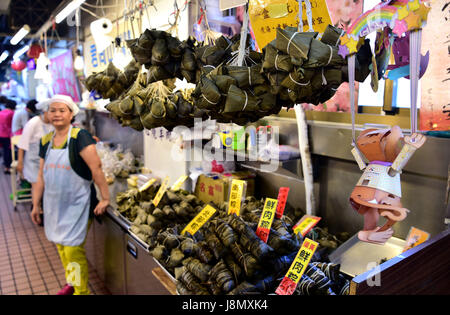 Taipei. 29 Maggio, 2017. Foto scattata il 29 Maggio 2017 mostra 'zongzi', una forma piramidale gnocco fatto di riso glutinoso avvolto in bambù o foglie di canne, in un mercato di Taipei, a sud-est della Cina di Taiwan. Credito: Liu Junxi/Xinhua/Alamy Live News Foto Stock