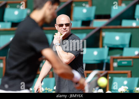 Parigi, Francia, 29 maggio 2017, tennis aperto francese: Novak Djokovic e il suo nuovo allenatore Andre Agassi durante una sessione di prove libere il giorno 2 presso il Tennis 2017 francesi aperti in Roland Garros di Parigi. Credito: Frank Molter/Alamy Live News Foto Stock