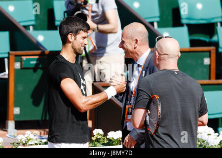 Parigi, Francia, 29 maggio 2017, tennis aperto francese: Novak Djokovic Andre Agassi e il direttore del torneo, Guy dimenticare durante una sessione di prove libere il giorno 2 presso il Tennis 2017 francesi aperti in Roland Garros di Parigi. Credito: Frank Molter/Alamy Live News Foto Stock