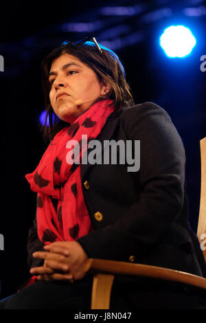 Hay Festival 2017 - Hay on Wye, Wales, Regno Unito - Maggio 2017 - ex ministro Gabinetto Sayeeda Warsi presso il Festival di fieno parlando il suo libro Il nemico interno sul palco del Festival di fieno - Steven Maggio / Alamy Live News Foto Stock