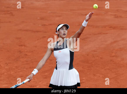 Parigi, Francia. 29 Maggio, 2017. Garbine Muguruza di Spagna serve durante la singolare femminile primo round in abbinamento con Francesca Schiavone dell Italia a Open di Francia di Tennis Tournament 2017 in Roland Garros, Parigi, Francia il 29 maggio 2017. Credito: Han Yan/Xinhua/Alamy Live News Foto Stock