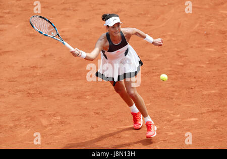 Parigi, Francia. 29 Maggio, 2017. Garbine Muguruza di Spagna compete durante le Donne Singoli Primo turno match con Francesca Schiavone dell Italia a Open di Francia di Tennis Tournament 2017 in Roland Garros, Parigi, Francia il 29 maggio 2017. Credito: Han Yan/Xinhua/Alamy Live News Foto Stock