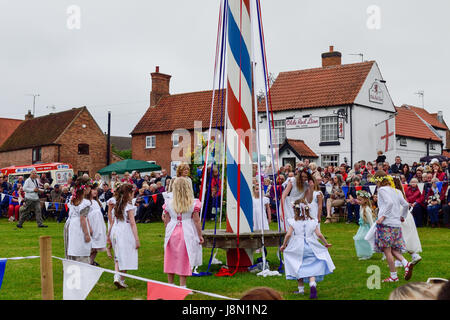 Wellow, Nottinghamshire, Regno Unito. 29 Maggio, 2017. Il coronamento del villaggio può Regina, seguita da maypole danze eseguite da bambini della zona intorno a Wellow la splendida 17m alto maypole permanente. Credito: Ian Francesco/Alamy Live News Foto Stock