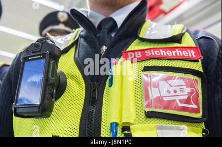 Berlino, Germania. 14 Luglio, 2016. Un membro della Deutsche Bahn la sicurezza personale che indossa un corpo telecamera alla stazione di Alexanderplatz di Berlino, Germania, 14 luglio 2016. Foto: Paolo Zinken/dpa/Alamy Live News Foto Stock