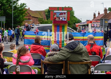 Wellow, Nottinghamshire, Regno Unito. 29 Maggio, 2017. Il coronamento del villaggio può Regina, seguita da maypole danze eseguite da bambini della zona intorno a Wellow la splendida 17m alto maypole permanente. Credito: Ian Francesco/Alamy Live News Foto Stock