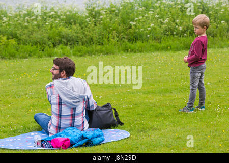 Sherborne, Dorset, Regno Unito. 29 Maggio, 2017. Regno Unito: meteo soggy giorno umido per la Sherborne Castle Country Fair, come visitatori brave pioggia il lunedì festivo Credito: Carolyn Jenkins/Alamy Live News Foto Stock