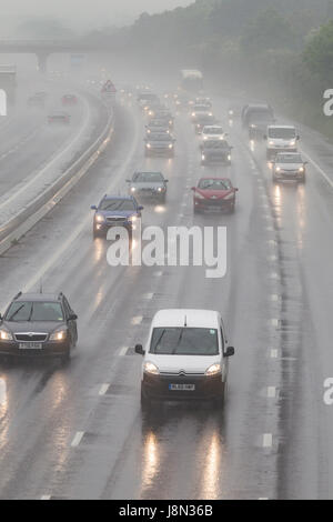 L'autostrada M1 a Northampton, 29 maggio 2017. Regno Unito Meteo. Molto forte pioggia rende lento movimento di viaggiatori tra svincolo 15 e 16 nel Northamptonshire presto questa sera per il traffico di ritorno dalla banca weekend di vacanza. Credito: Keith J Smith./Alamy Live News Foto Stock