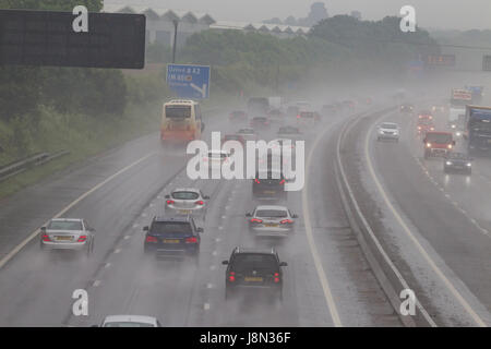 L'autostrada M1 a Northampton, 29 maggio 2017. Regno Unito Meteo. Molto forte pioggia rende lento movimento di viaggiatori tra svincolo 15 e 16 nel Northamptonshire presto questa sera per il traffico di ritorno dalla banca weekend di vacanza. Credito: Keith J Smith./Alamy Live News Foto Stock