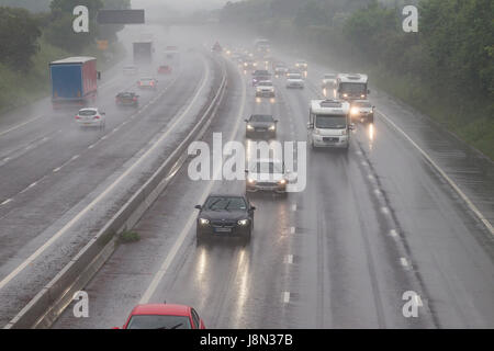 L'autostrada M1 a Northampton, 29 maggio 2017. Regno Unito Meteo. Molto forte pioggia rende lento movimento di viaggiatori tra svincolo 15 e 16 nel Northamptonshire presto questa sera per il traffico di ritorno dalla banca weekend di vacanza. Credito: Keith J Smith./Alamy Live News Foto Stock