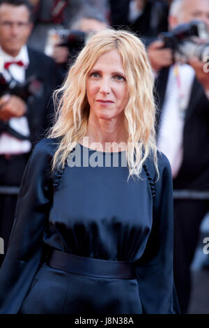 Cannes, Francia. 28 Maggio, 2017. Il presidente della Camera d'o giuria Sandrine Kiberlain arrivando alla cerimonia di chiusura e premi al settantesimo Cannes Film Festival Domenica 28 maggio 2017, Cannes, Francia. Photo credit: Doreen Kennedy/Alamy Live News Foto Stock