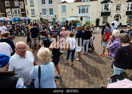 Trattativa, Kent, Regno Unito. 29 Maggio, 2017. Regno Unito notizie meteo. Un caldo ma fumoso lunedì festivo sul Canale Inglese. Membri della famiglia di tutte le età si riuniscono sulla spiaggia per pic-nic e altri mangiare e bere fuori il kings Head Pub e ascoltare una band dal vivo, il strimpella, costituito da Andy Bad Robinson, Geoff Whitehorn di Procol Harum, Kevin Miller sulla chitarra basso e Terry Neilson su tamburi con Jeff Martin sulla chitarra e voce. Credito: Richard Donovan/Alamy Live News Foto Stock