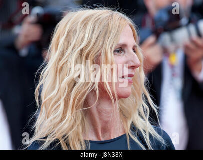 Cannes, Francia. 28 Maggio, 2017. Il presidente della Camera d'o giuria Sandrine Kiberlain arrivando alla cerimonia di chiusura e premi al settantesimo Cannes Film Festival Domenica 28 maggio 2017, Cannes, Francia. Photo credit: Doreen Kennedy/Alamy Live News Foto Stock
