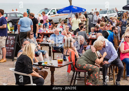 Trattativa, Kent, Regno Unito. 29 Maggio, 2017. Regno Unito notizie meteo. Un caldo ma fumoso lunedì festivo sul Canale Inglese. Membri della famiglia di tutte le età si riuniscono sulla spiaggia per pic-nic e altri mangiare e bere fuori il kings Head Pub e ascoltare una band dal vivo, il strimpella, costituito da Andy Bad Robinson, Geoff Whitehorn di Procol Harum, Kevin Miller sulla chitarra basso e Terry Neilson su tamburi con Jeff Martin sulla chitarra e voce. Credito: Richard Donovan/Alamy Live News Foto Stock