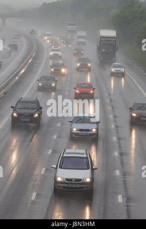 L'autostrada M1 a Northampton, 29 maggio 2017. Regno Unito Meteo. Molto forte pioggia rende lento movimento di viaggiatori tra svincolo 15 e 16 nel Northamptonshire presto questa sera per il traffico di ritorno dalla banca weekend di vacanza. Credito: Keith J Smith./Alamy Live News Foto Stock