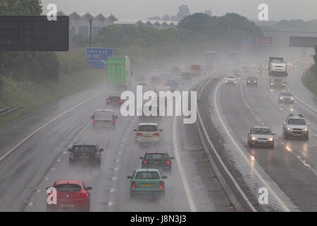 L'autostrada M1 a Northampton, 29 maggio 2017. Regno Unito Meteo. Molto forte pioggia rende lento movimento di viaggiatori tra svincolo 15 e 16 nel Northamptonshire presto questa sera per il traffico di ritorno dalla banca weekend di vacanza. Credito: Keith J Smith./Alamy Live News Foto Stock