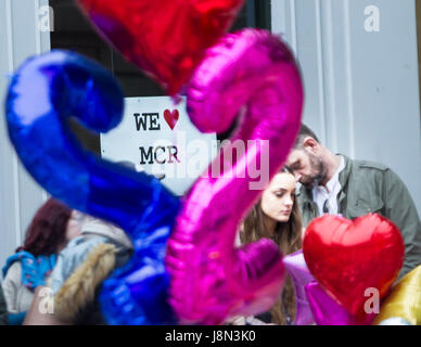 Manchester, Regno Unito. 29 Maggio, 2017. La folla pay repects a Manchesters St Ann's Square, una settimana dopo il bombardamento di Manchester . St Ann's Square. Manchester. Credito: GARY ROBERTS/Alamy Live News Foto Stock