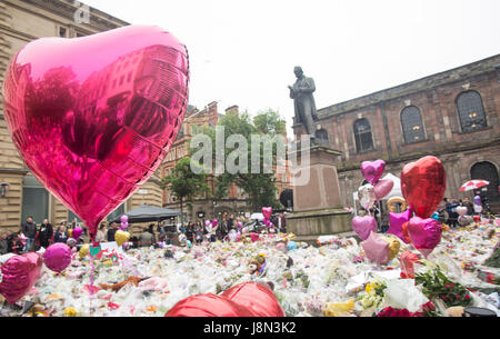 Manchester, Regno Unito. 29 Maggio, 2017. Una settimana dopo il bombardamento di Manchester fiori mantenere su stato aggiunto a St Ann's Square. Manchester. Credito: GARY ROBERTS/Alamy Live News Foto Stock