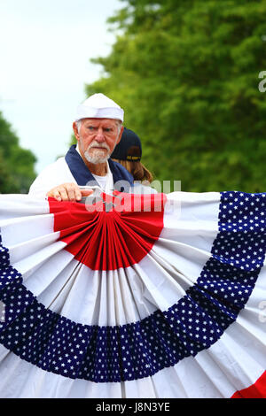 Westminster, Maryland, Stati Uniti d'America. 29 Maggio, 2017. Un veterano della marina prende parte a sfilate per il Memorial Day, una vacanza federale degli Stati Uniti per ricordare coloro che morirono mentre erano in servizio nelle forze armate. Credito: James Brunker/Alamy Live News Foto Stock