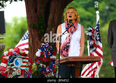 Westminster, Maryland, Stati Uniti d'America. 29 Maggio, 2017. Ms Tina Grimes canta l'inno nazionale durante eventi ufficiali per il Memorial Day, una vacanza federale degli Stati Uniti per ricordare coloro che morirono mentre erano in servizio nelle forze armate. Credito: James Brunker/Alamy Live News Foto Stock