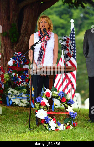 Westminster, Maryland, Stati Uniti d'America. 29 Maggio, 2017. Ms Tina Grimes canta l'inno nazionale durante eventi ufficiali per il Memorial Day, una vacanza federale degli Stati Uniti per ricordare coloro che morirono mentre erano in servizio nelle forze armate. Credito: James Brunker/Alamy Live News Foto Stock