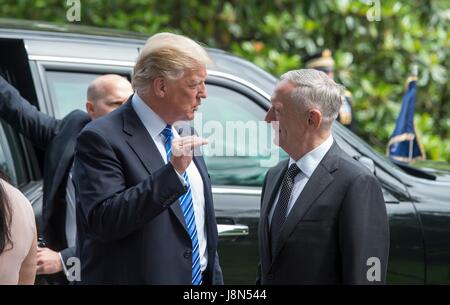 Arlington, Stati Uniti d'America. 29 Maggio, 2017. Stati Uniti Presidente Donald Trump chat con il Segretario della Difesa Jim Mattis, destra, come essi arrivano per le presidenziali annuale delle Forze Armate onore Wreath-Laying cerimonia presso la tomba del Milite Ignoto al Cimitero Nazionale di Arlington, Maggio 29, 2017 in Arlington, Virginia. Credito: Planetpix/Alamy Live News Foto Stock