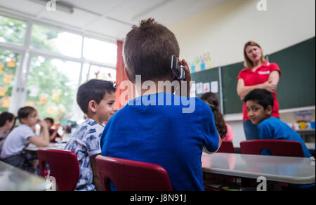 Stuttgart, Germania. Il 30 maggio 2017. Un ragazzo del secondo pratiche di grado di chiamare il numero di emergenza 112 con un giocattolo telefono durante il progetto classe 'ani Sanelli' del Bjoern Steiger Foundation presso la Rosenstein scuola primaria a Stoccarda, Germania, 30 maggio 2017. Il progetto è detto per insegnare ai bambini della scuola primaria come reagire in caso di emergenza. Foto: Christoph Schmidt/dpa/Alamy Live News Foto Stock