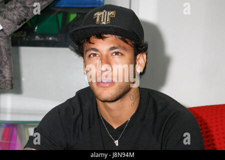 Tokyo, Giappone. Il 30 maggio 2017. Neymar Jr pone per le fotocamere a GaGa MILANO Harajuku store il 30 maggio 2017, Tokyo, Giappone. Molti appassionati si sono riuniti di fronte a GaGa MILANO store a Tokyo del quartiere della moda di Harajuku per ottenere un assaggio del loro idolo. Il brasiliano giocatore di calcio è in Giappone a promuovere GaGa Milano orologi. Il marchio sta celebrando il loro ottavo anniversario dal suo lancio in Giappone. Credito: Rodrigo Reyes Marin/AFLO/Alamy Live News Foto Stock