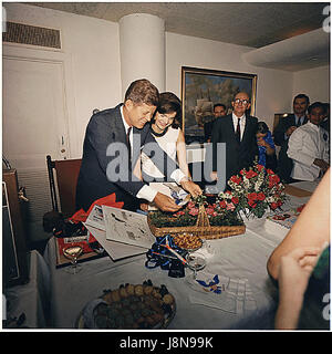 Washington, DC -- Presidente della Festa di compleanno, data dalla Casa Bianca il personale il 29 maggio 1963 nella Casa Bianca Navy Mess Hall. Da sinistra a destra: U.S. Il presidente John F. Kennedy, First Lady Jacqueline Kennedy, Dave poteri, Kenneth O'Donnell, altri. Casa bianca, Marina Mess Hall. Credito: Robert Knudsen/White House via CNP /MediaPunch Foto Stock