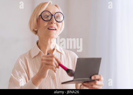 Mi è parso di capire. Femmina attraente mantenendo la bocca aperta indossando occhiali elegante pur essendo molto felice Foto Stock