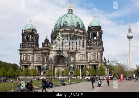 Berlino, 24 aprile: il 'Lustgarten' e il 'Berliner Dom' nell'Isola dei Musei di Berlino il 24 aprile 2017. Foto Stock