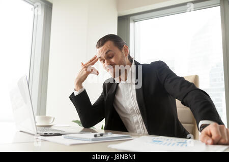 Stanco imprenditore soffre di superlavoro al lavoro Foto Stock