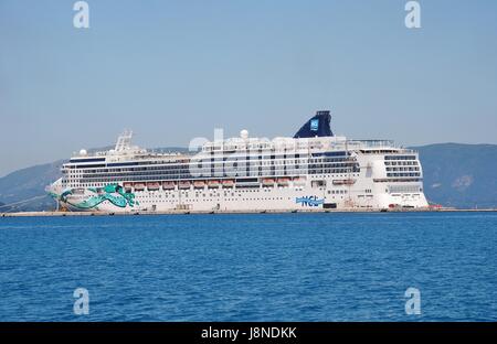 La Norwegian Cruise Lines nave Jade norvegese ormeggiata al porto di Kerkira sull'isola greca di Corfù del giugno 23, 2014. Foto Stock