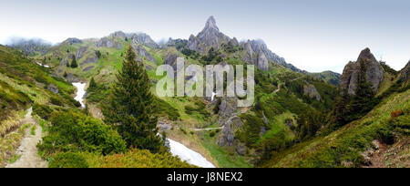 Vista panoramica del monte Ciucas sulla molla, parte della gamma dei Carpazi della Romania Foto Stock