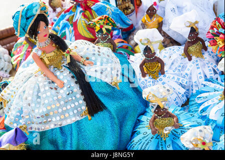 Figurine di Souvenir del Yoruba dea Yemanja stand in mostra presso il festival annuale a lei dedicato a Salvador de Bahia, Brasile, Foto Stock