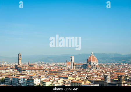 Scenic vista dello skyline di Firenze, Italia dominata dalla terra-cotta cupola della Cattedrale di Santa Maria del Fiore e la torre di Arnolfo