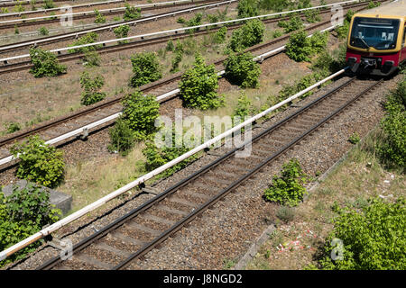 Berlino, Germania - 27 maggio 2017: S-Bahn treno sul multi-lane rail / rete ferroviaria a Berlino Olympiastadion ( Stadio Olimpico). Foto Stock