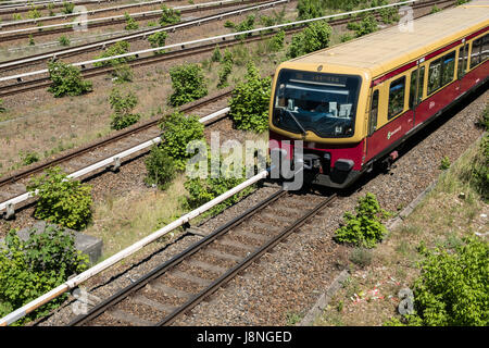 Berlino, Germania - 27 maggio 2017: S-Bahn treno sul multi-lane rail / rete ferroviaria a Berlino Olympiastadion ( Stadio Olimpico). Foto Stock