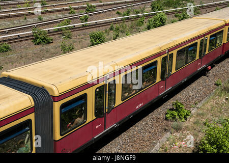 Berlino, Germania - 27 maggio 2017: S-Bahn treno sul multi-lane rail / rete ferroviaria a Berlino Olympiastadion ( Stadio Olimpico). Foto Stock