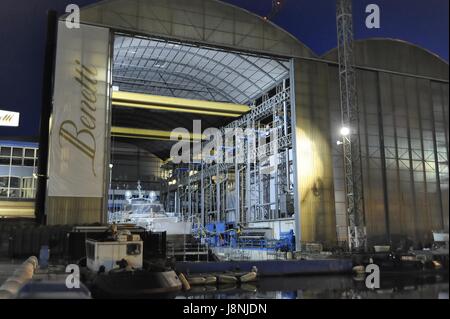 Viareggio (Toscana, Italia), cantieri navali Benetti, costruzione di grandi yacht di lusso Foto Stock